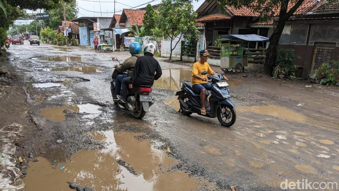 Jalan rusak di Cirebon.