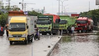 Sebelumnya, jalan tersebut lumpuh total akibat terendam banjir rob, disetai intensitas hujan tinggi serta meluapnya sungai di sekitar ruas jalan itu.  
