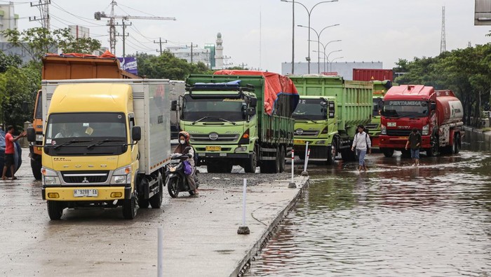 Jalur Pantura Semarang Mulai Bisa Dilalui Kendaraan Pascabanjir Foto udara sejumlah kendaraan melintas di jalur pantura pascabanjir di kawasan Jalan Kaligawe Raya-Genuk, Semarang, Jawa Tengah, Senin (18/3/2024). Arus lalu-lintas jalan nasional pantura yang menghubungkan antara Kota Semarang menuju Kabupaten Demak maupun sebaliknya mulai bisa dilalui berbagai macam jenis kendaraan, setelah lumpuh total akibat terendam banjir rob, disetai intensitas hujan tinggi serta meluapnya sungai di sekitar ruas jalan itu. ANTARA FOTO/Makna Zaezar/Spt.