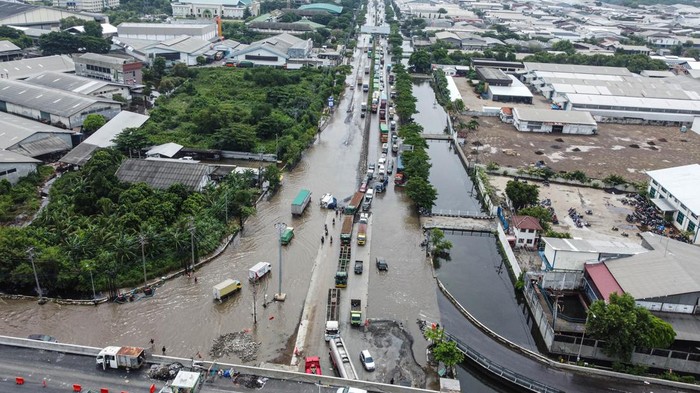 Foto udara sejumlah kendaraan melintas di jalur pantura pascabanjir di kawasan Jalan Kaligawe Raya-Genuk, Semarang, Jawa Tengah, Senin (18/3/2024). Arus lalu-lintas jalan nasional pantura yang menghubungkan antara Kota Semarang menuju Kabupaten Demak maupun sebaliknya mulai bisa dilalui berbagai macam jenis kendaraan, setelah lumpuh total akibat terendam banjir rob, disetai intensitas hujan tinggi serta meluapnya sungai di sekitar ruas jalan itu. ANTARA FOTO/Makna Zaezar/Spt.