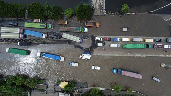 Jalur Pantura Semarang Mulai Bisa Dilalui Kendaraan Pascabanjir Foto udara sejumlah kendaraan melintas di jalur pantura pascabanjir di kawasan Jalan Kaligawe Raya-Genuk, Semarang, Jawa Tengah, Senin (18/3/2024). Arus lalu-lintas jalan nasional pantura yang menghubungkan antara Kota Semarang menuju Kabupaten Demak maupun sebaliknya mulai bisa dilalui berbagai macam jenis kendaraan, setelah lumpuh total akibat terendam banjir rob, disetai intensitas hujan tinggi serta meluapnya sungai di sekitar ruas jalan itu. ANTARA FOTO/Makna Zaezar/Spt.