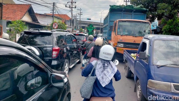 jalur perbatasan Surabaya-Sidoarjo-Gresik macet
