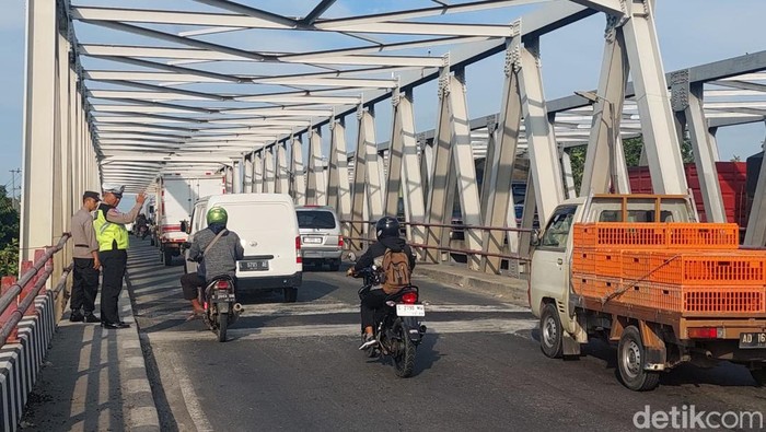 Jembatan sisi utara Sungai Comal, Pemalang sudah dibuka kembali usai perbaikan tuntas, Senin (18/3/2024).