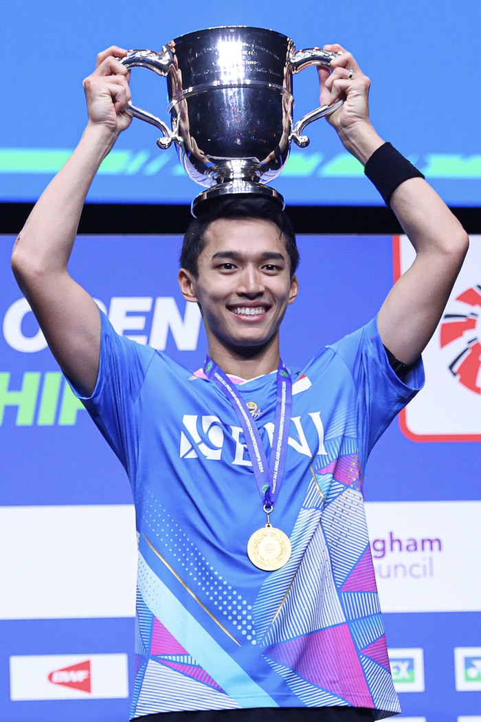 Jonatan Christie juara All England 2024 Pebulu tangkis tunggal putra Indonesia Jonatan Christie berfoto dengan piala dan medalinya usai mengalahkan kompatriotnya Anthony Sinisuka Ginting dalam final All England Open 2024 di Utilita Arena Birmingham, Inggris, MInggu (17/3/2024). Jonatan Christie meraih juara pertama turnamen itu setelah menang dengan 21-15, 21-14. ANTARA FOTO/HO-PBSI/nym.
