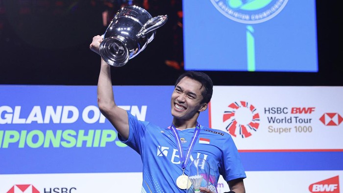 Pebulu tangkis tunggal putra Indonesia Jonatan Christie berfoto dengan piala dan medalinya usai mengalahkan kompatriotnya Anthony Sinisuka Ginting dalam final All England Open 2024 di Utilita Arena Birmingham, Inggris, MInggu (17/3/2024). Jonatan Christie meraih juara pertama turnamen itu setelah menang dengan 21-15, 21-14. ANTARA FOTO/HO-PBSI/nym.