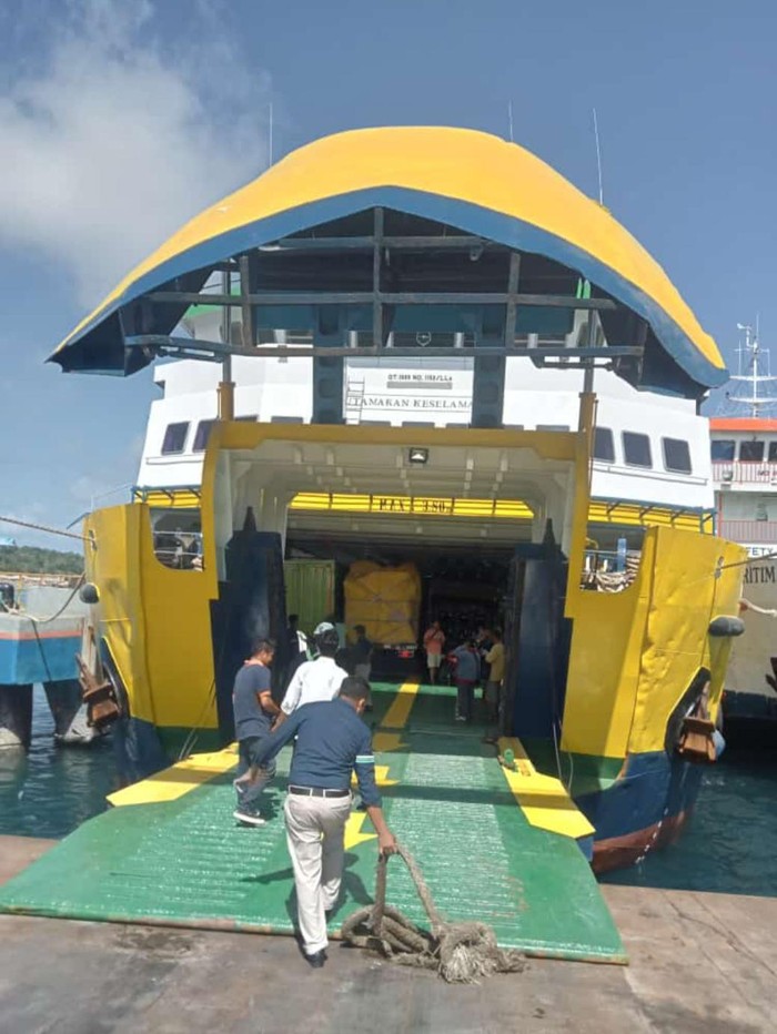 Kapal bersandar di Pelabuhan ASDP Bolok, Kabupaten Kupang, Nusa Tenggara Timur.