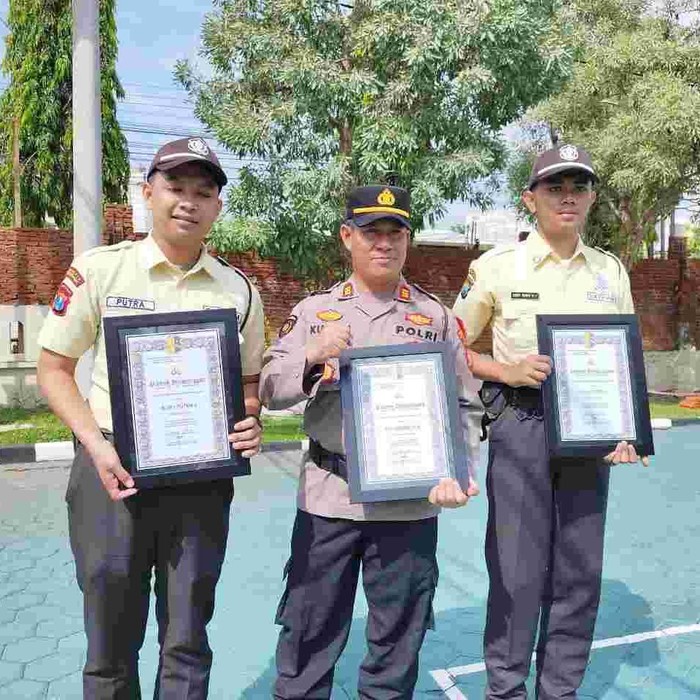 Kapolsek Banyuwangi dan 2 Satpam Roxy Mall saat menerima penghargaan dari Polresta Banyuwangi.