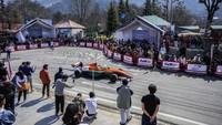 Sejumlah pemuda hadir untuk menyaksikan balapan setelah itu pembalap mobil profesional berinteraksi dengan para penggemar. Mereka memberi tahu para pemuda yang menyatakan minatnya pada karier yang penuh petualangan seperti balap mobil Formula, tentang olahraga mobil.  