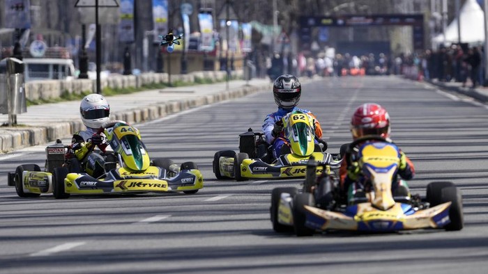Kashmir Jadi Tuan Rumah Formula-4 untuk Genjot Pariwisata A car competes in a race during a motorsport event organized to boost adventure tourism in the region, in Srinagar, Indian controlled Kashmir, Sunday, March 17, 2024. (AP Photo/Mukhtar Khan)