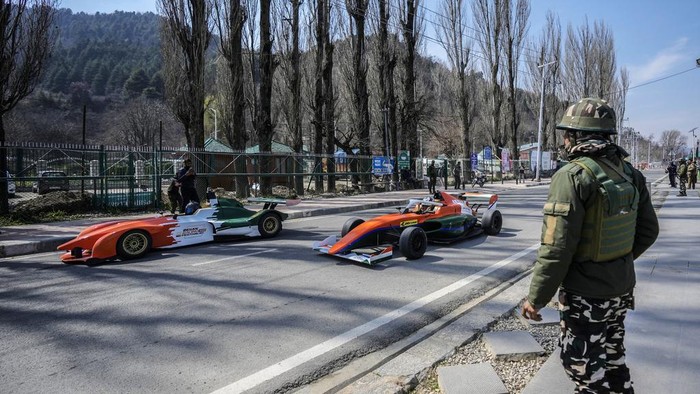 Kashmir Jadi Tuan Rumah Formula-4 untuk Genjot Pariwisata A car competes in a race during a motorsport event organized to boost adventure tourism in the region, in Srinagar, Indian controlled Kashmir, Sunday, March 17, 2024. (AP Photo/Mukhtar Khan)
