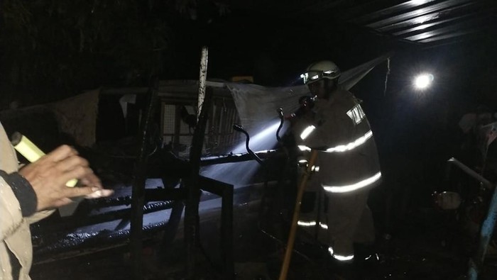 Kebakaran terjadi di Cijantung, Pasar Rebo, Jakarta Timur (Jaktim) bermula dari warga yang membakar atau menabun sampah. (dok. Damkar Jaktim)