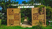 Butuh effort lebih untuk menjangkau destinasi wisata edukasi ini. Karena lokasinya berdampingan dengan Taman Nasional Kutai (TNK) tepatnya di KM 4 S Desa Sangatta Selatan, Kecamatan Sangatta Selatan, Kabupaten Kutai Timur. Jalanan tanah sejauh 26 KM dari pintu masuk TNK dengan kontur naik turun dan berkelok harus dilalui. Foto: Erliana Riady
