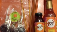 Produk madu Kelulut Sangatta terpajang berderet di rak gazebo siap dibawa pulang. Madu ini juga siap dikirim ke pulau lain dengan jumlah pembelian tidak terbatas. Ada yang dikemas dalam botol ukuran 250ml, ada juga yang sachetan dengan harga ekonomis. Foto: Erliana Riady