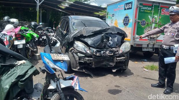 Mobilio dievakuasi karena nyemplung ke saluran irigasi usai menabrak pemotor dan pohon di Juwiring, Klaten, Senin (18/5/2024).