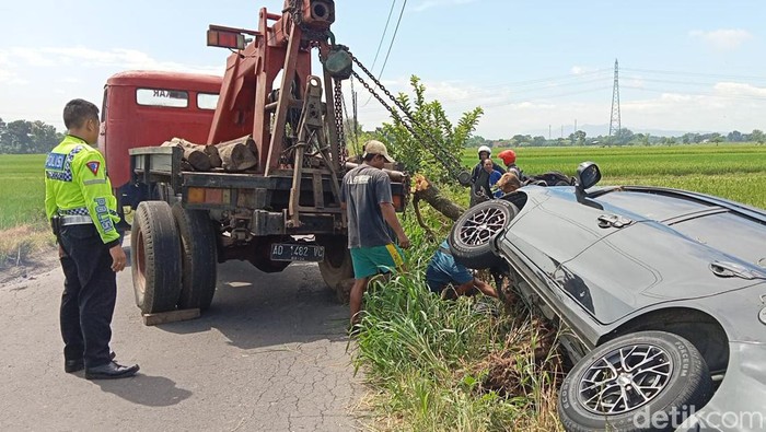 Mobilio dievakuasi karena nyemplung ke saluran irigasi usai menabrak pemotor dan pohon di Juwiring, Klaten, Senin (18/5/2024).