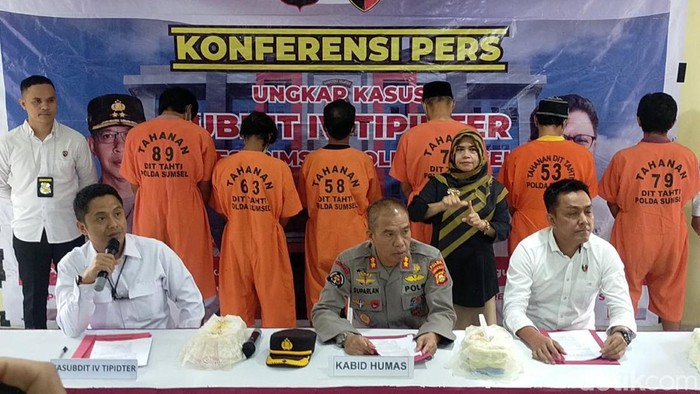 Keenam sopir truk yang membawa batu bara dari tambang secara ilegal diamankan polisi.