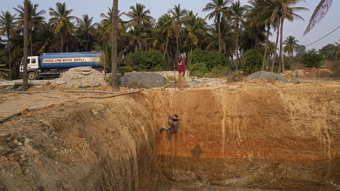 Kekeringan Parah, Warga 'Silicon Valley' India Diminta Hemat Air Residents of Ambedkar Nagar, a low-income settlement in the shadows of global software companies in Whitefield neighborhood, collect potable water from a private tanker in Bengaluru, India, Monday, March 11, 2024. Water levels are running desperately low, particularly in poorer regions, resulting in sky-high costs for water and a quickly dwindling supply. (AP Photo/Aijaz Rahi)