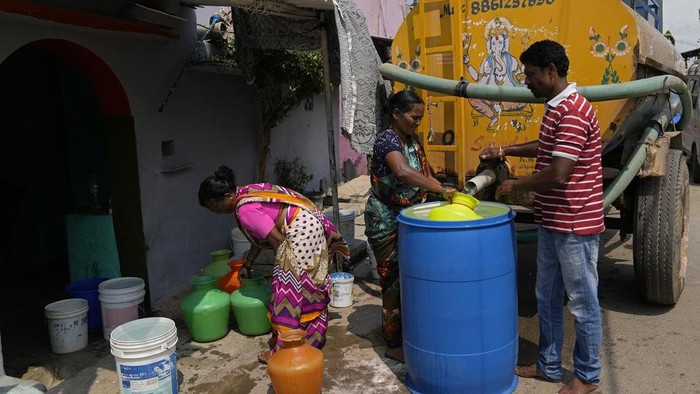 Kekeringan Parah, Warga 'Silicon Valley' India Diminta Hemat Air Residents of Ambedkar Nagar, a low-income settlement in the shadows of global software companies in Whitefield neighborhood, collect potable water from a private tanker in Bengaluru, India, Monday, March 11, 2024. Water levels are running desperately low, particularly in poorer regions, resulting in sky-high costs for water and a quickly dwindling supply. (AP Photo/Aijaz Rahi)