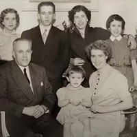 Foto gadis kecil yang dipangku oleh seorang wanita itu sempat disebut bukanlah Brigitte Macron. Namun dirumorkan sebagai keponakannya. Sementara itu, menurut isu yang beredar, Brigitte adalah anak laki-laki berbaju kotak-kotak. Namun hal tersebut telah terbantahkan. Foto: Dok. Press Ibus