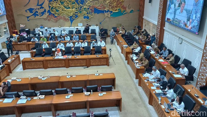 Kemendagri & Kemenkeu Rapat di DPR soal RUU DKJ, Bahas Pengelolaan GBK-Monas