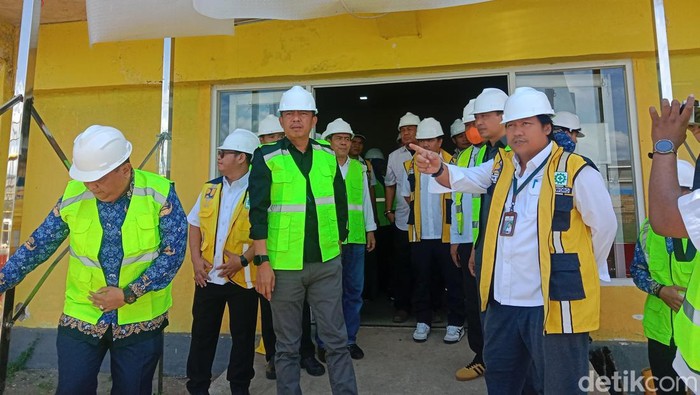 Kepala BPPW Sulsel Kusworo Darpito (kanan) bersama Pj Wali Kota Parepare Akbar Ali (kiri) saat berkunjung ke Stadion GBH Parepare.
