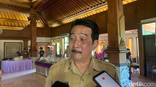 Kepala Dinas Pendidikan, Kepemudaan dan Olahraga (Disdikpora) Provinsi Bali Boy Jayawibawa di kantor DPRD Provinsi Bali, Denpasar, Senin (18/3/2024). (Rizky Setyo Samudro/detikBali)