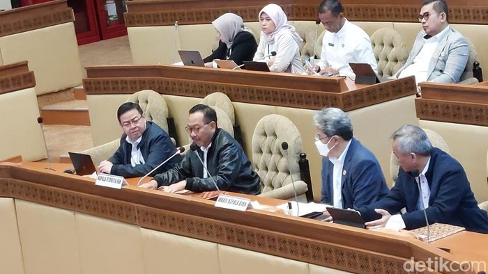 Kepala Otorita IKN Bambang Susantono (tengah) dalam agenda raker di DPR