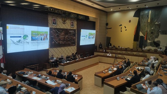 Kepala Otorita IKN RDP dengan Komisi II DPR