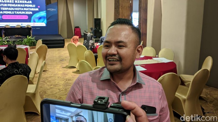 Ketua Bawaslu Kota Mataram, Muhamad Yusril di Kota Mataram, Senin petang (18/3/2024). (Ahmad Viqi/detikBali).