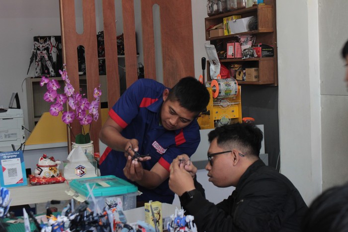 Khusnul menghadiri Workshop di Bascamp Gundam Spot, Sumbersari, Kota Malang