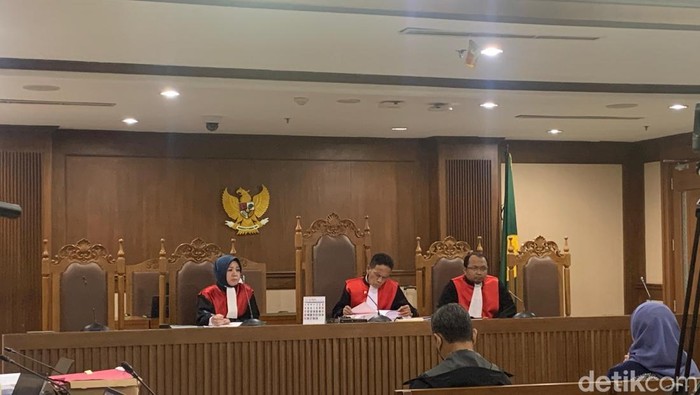 Komisioner KPU Betty Epsilon Idroos menjadi saksi dalam sidang dugaan pemalsuan data dan daftar pemilih Pemilu 2024 di PN Jakpus (Mulia/detikcom)