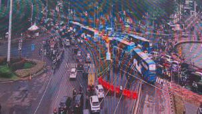 Kondisi arus lalu lintas di lokasi demo kawasan Patung Kuda, Jakarta Pusat, Senin (18/3/2024) sore.