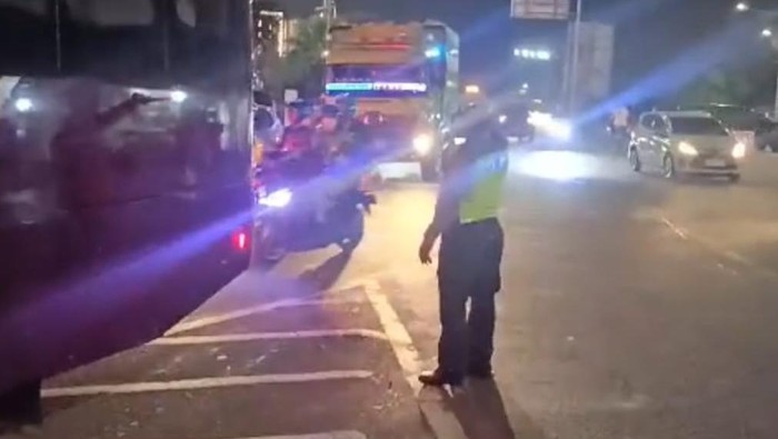 Kondisi lalin di Jalan Alternatif Cibubur usai macet parah