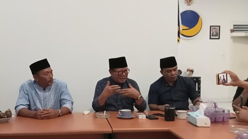 Ketua DPW Partai NasDem NTB, Rumaksi (tengah),  Sekretaris Wahijan (kanan), Ketua DPD Partai NasDem Lombok Barat Tarmizi saat saat sesi konferensi pers pada Minggu (17/3/2024) malam di Kantor DPW NasDem.