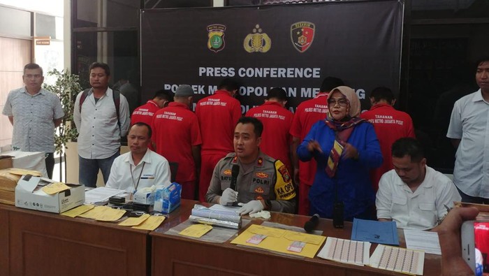 Konferensi Pers Kapolsek Menteng, Kompol Bayu Marfiando bongkar rumah produksi materai palsu