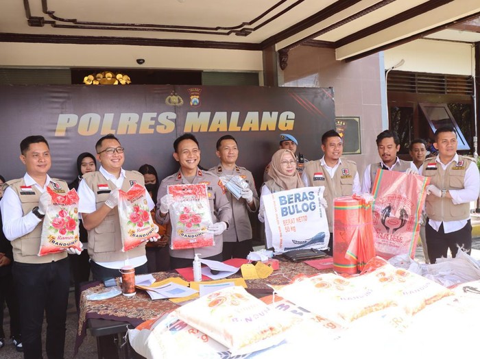 Konferensi pers kasus pengemasan ulang beras Bulog SPHP menjadi beras premium
