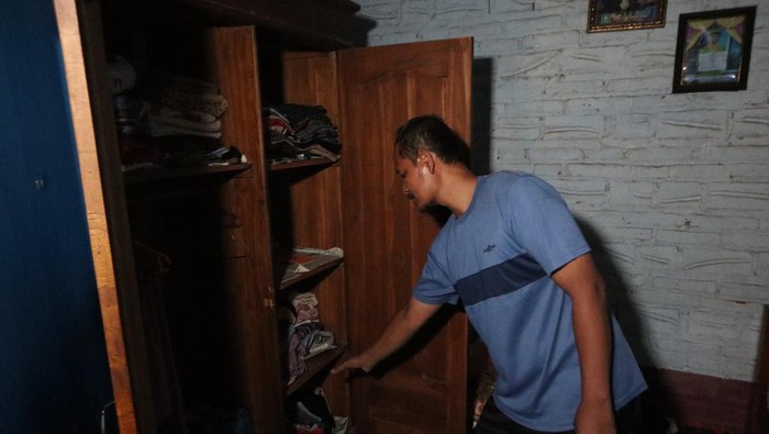 Korban saat menunjukan almari yang diobrak-abrik maling