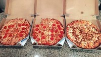 Punya cara unik, seorang netizen lakukan gender reveal dengan memesan pizza. Pepperoni yang seharusnya bertulis Its a Boy disusun secara berantakan oleh pekerja pizza. Foto: Bored Panda