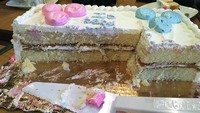 Sepasang orang tua baru ini sudah bergembira menyambut gender reveal dengan kue yang cantik. Sayangnya pembuat kue lupa memasukkan krim berwarna ke dalam kue pesanan tersebut. Foto: Bored Panda