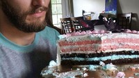 Kue gender reveal seharusnya hanya memperlihatkan warna biru atau merah muda untuk mengumumkan jenis kelamin bayi. Tetapi pada kue ini dua warna tersebut justru digabungkan. Foto: Bored Panda