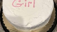 Netizen asal Rusia menyesal setelah memesan kue untuk gender reveal. Krim warna merah muda untuk menunjukkan anak perempuan yang dikandungnya justru diletakkan di bagian atas. Foto: Bored Panda