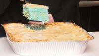 Bukan berupa kue, gender reveal yang satu ini menggunakan lasagna. Hasilnya bolognese yang nikmat disulap menjadi warna biru menjijikkan. Foto: Bored Panda
