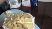 Terbalik! Perpaduan krim biru dan merah muda di kue ini digunakan sebagai hiasan. Sementara bagian dalamnya putih polos sehingga gagal untuk gender reveal. Foto: Bored Panda