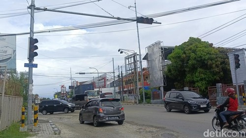 Lampu lalu lintas di pertigaan Jalan Pulau Indah, Kota Kupang, salah satu dari tujuh lampu lalu lintas mati di Kota Kupang. (Yufengki Bria/detikBali)