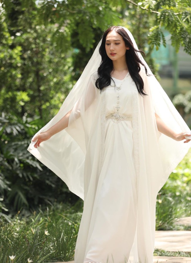 Penampilan Laura Moane saat berkerudung itu pun berhasil mencuri atensi. Tak sedikit netizen yang memberikan pujian untuk penampilannya tersebut. “Bidadari surga lagi mampir ke bumi,” komentar salah seorang netizen. “Masya Allah Laura cantik bangett,” tambah netizen lain. Foto: Instagram/@its_lauramoane2