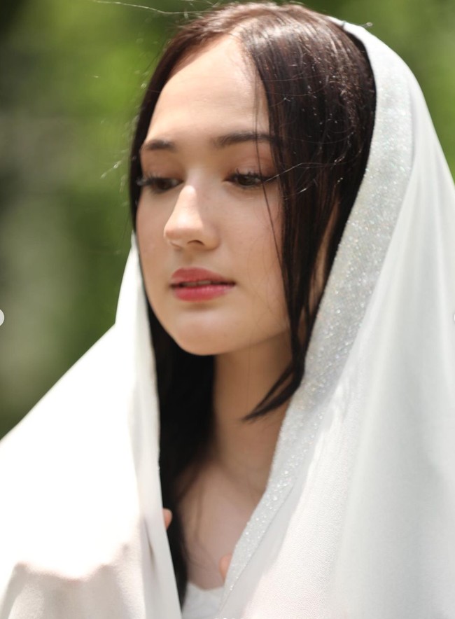 Penampilan Laura pun makin terlihat cantik dan mempesona dengan riasan natural dan simpel yang dikenakannya. Wanita 17 tahun itu tampak hanya mengenakan riasan tipis dan lipstik merah muda untuk membuat bibirnya terlihat lebih merona. Foto: Instagram/@its_lauramoane2