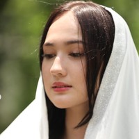 Penampilan Laura pun makin terlihat cantik dan mempesona dengan riasan natural dan simpel yang dikenakannya. Wanita 17 tahun itu tampak hanya mengenakan riasan tipis dan lipstik merah muda untuk membuat bibirnya terlihat lebih merona. Foto: Instagram/@its_lauramoane2