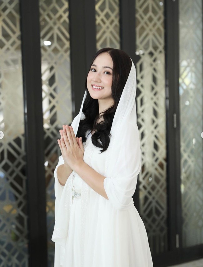 Kaftan yang dikenakan oleh Laura Moane tampak simpel dengan sedikit aksen di bagian tengah dadanya. Dari keterangan unggahannya diketahui jika kaftan tersebut berasal dari Inne Collection. Foto: Instagram/@its_lauramoane2