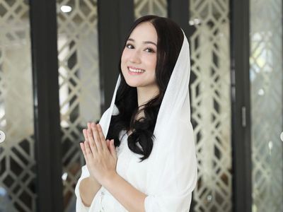 7 Foto Laura Moane Pacar Al Ghazali Tampil Berkerudung, Cantiknya Bikin Adem