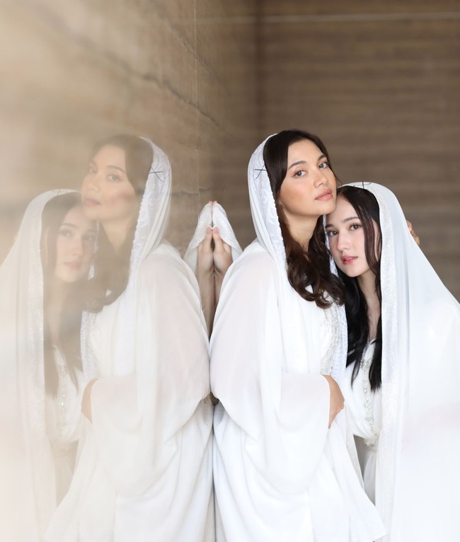 Tak sendirian, Laura juga berpose bersama rekannya, Angela Gilsha. Kompak mengenakan busana serba putih, keduanya sama-sama terlihat cantik. Foto: Instagram/@its_lauramoane2